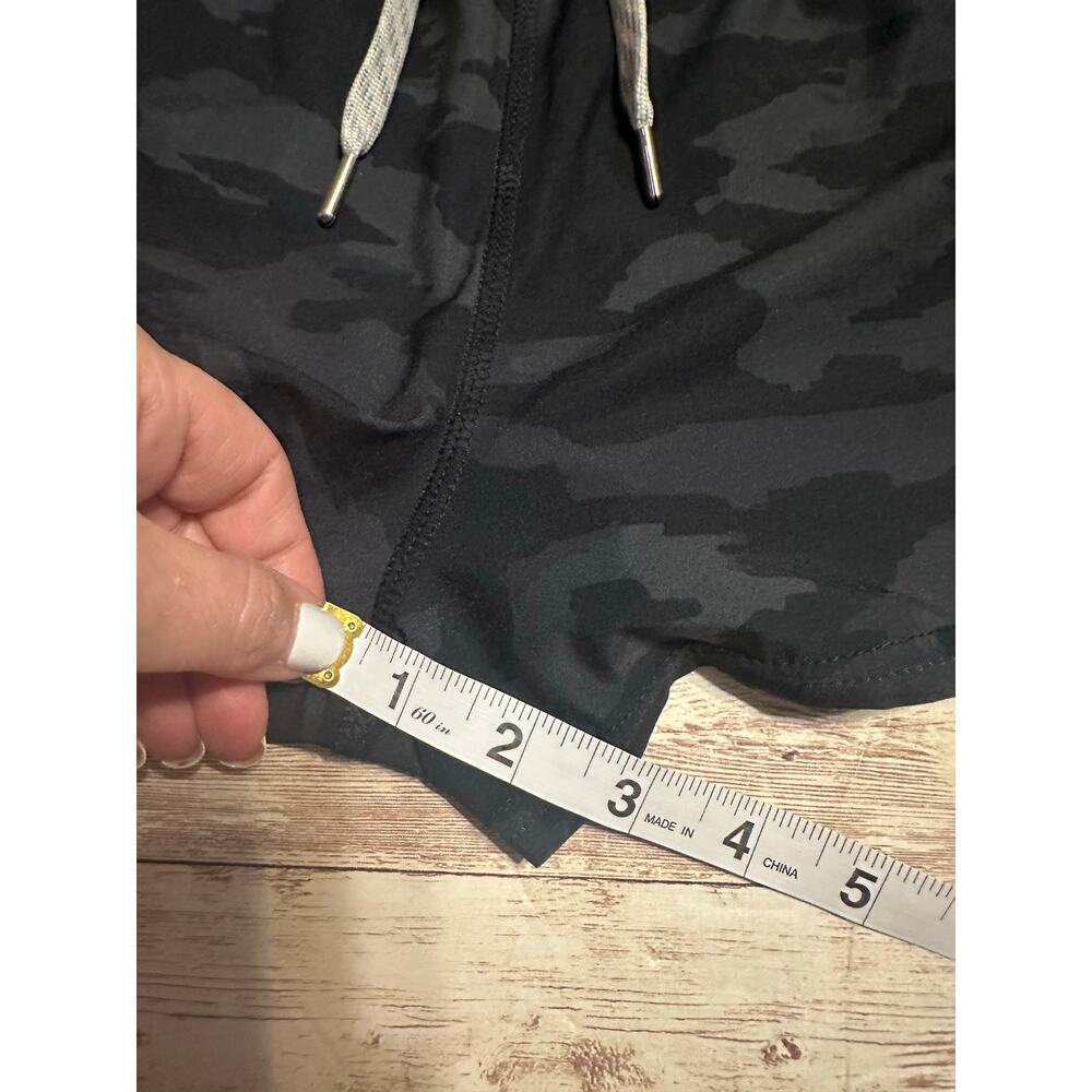 Vuori Clementine 2.5" Shorts Women's Size Large Black Gray Camo Running Active - Picture 5 of 6